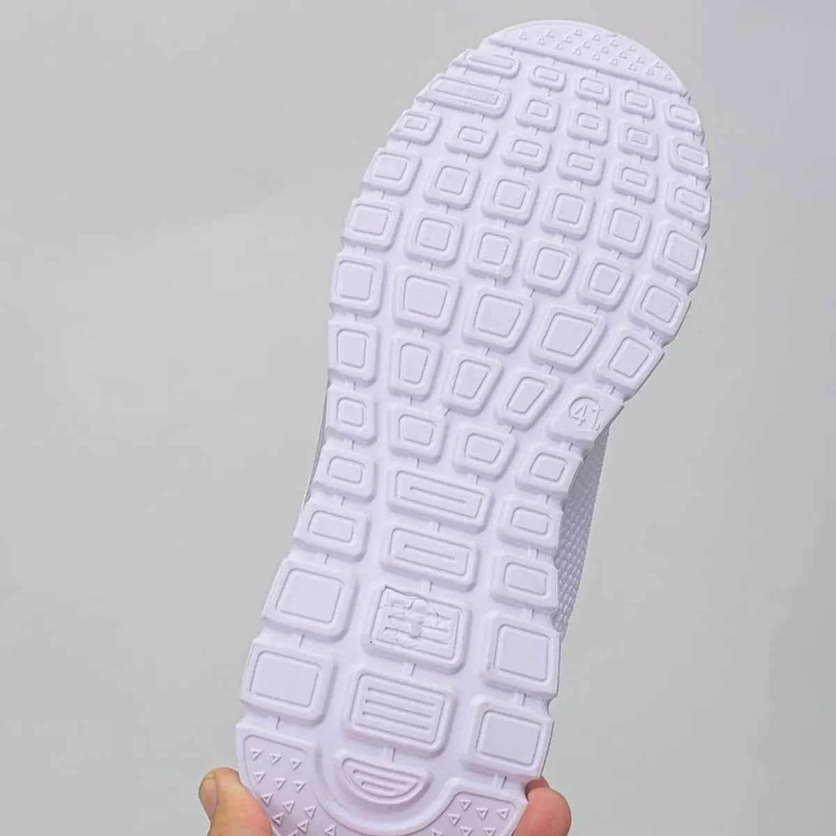 Breathable Mesh Athletic Shoes - Lace Up for Optimal Comfort and Performance