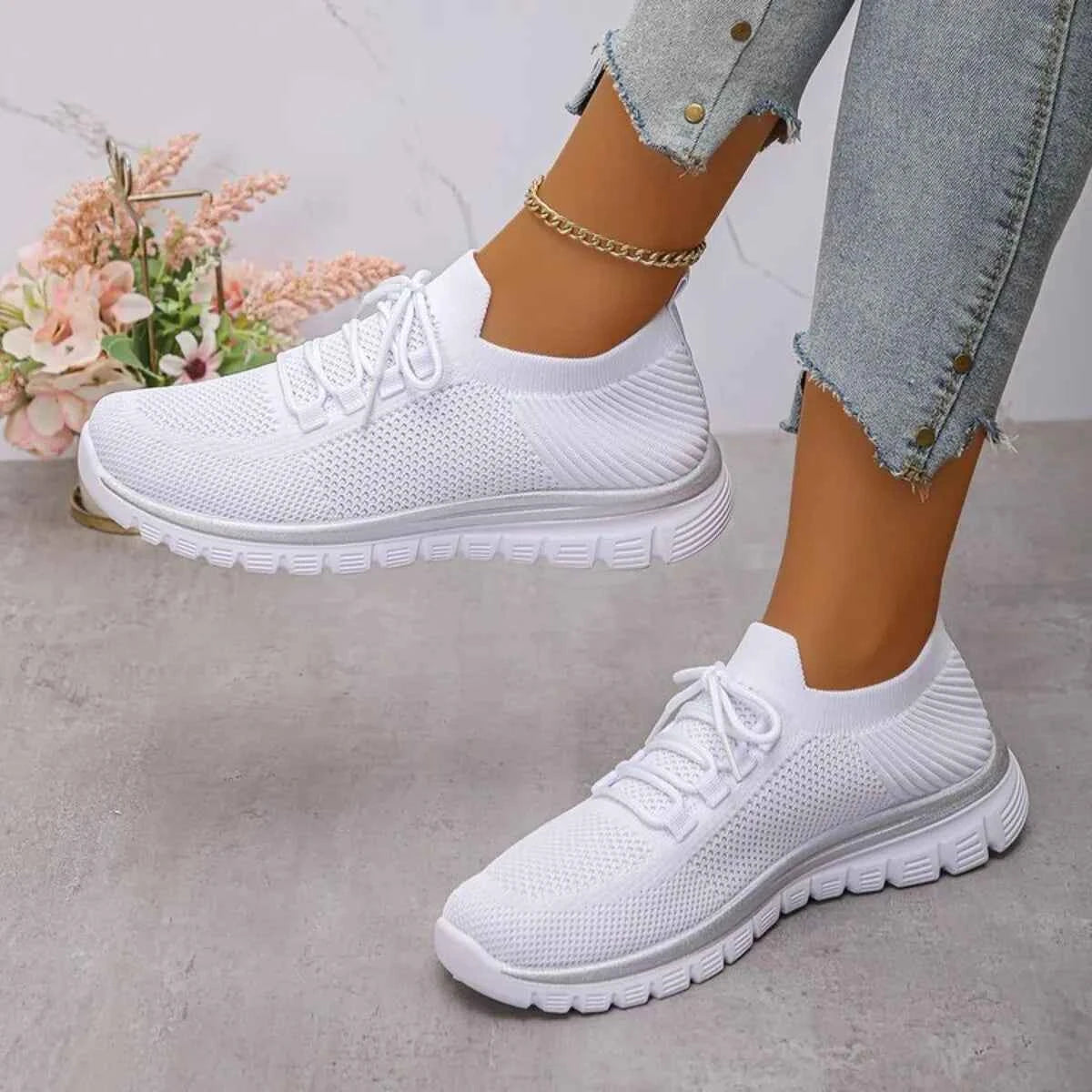 Breathable Mesh Athletic Shoes - Lace Up for Optimal Comfort and Performance