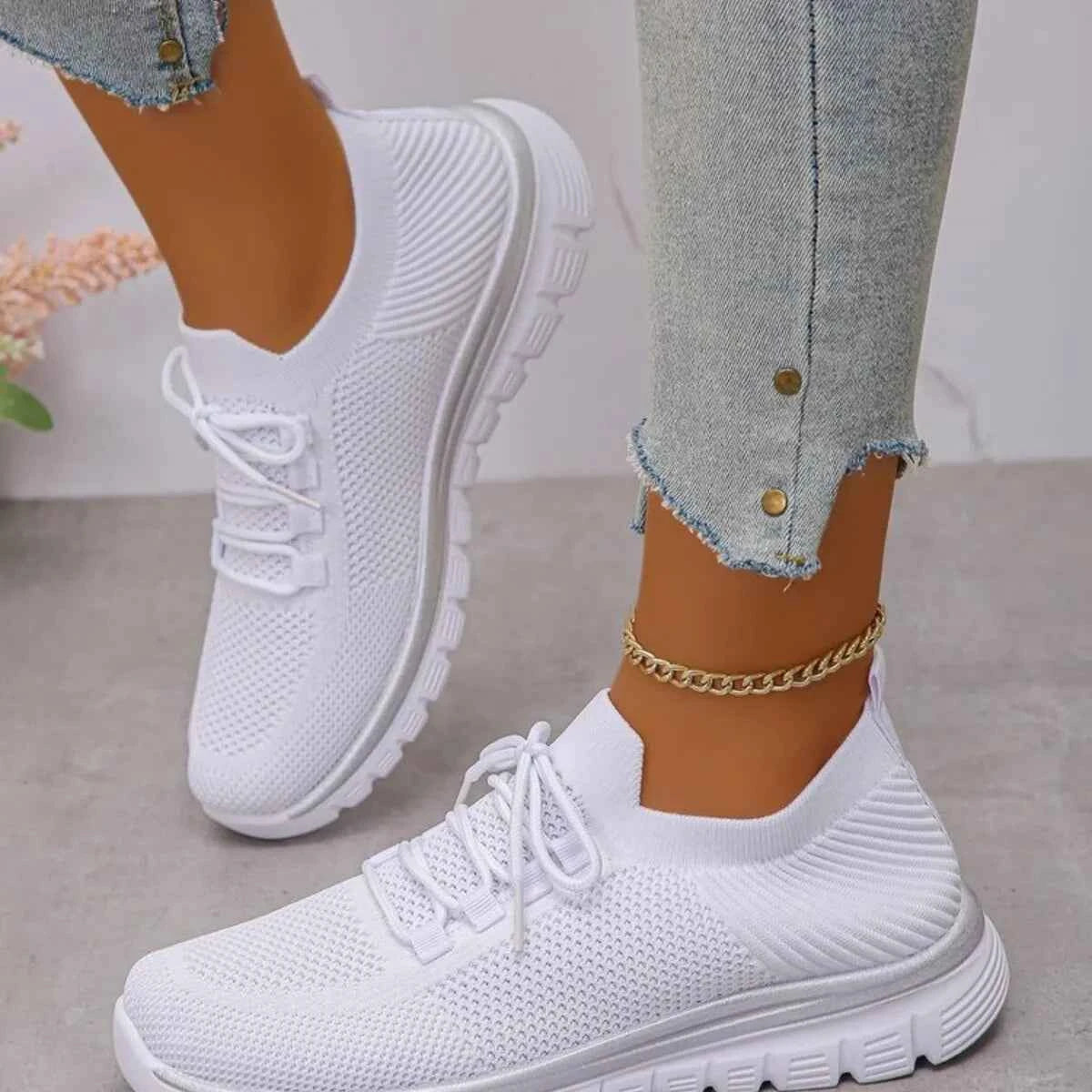 Breathable Mesh Athletic Shoes - Lace Up for Optimal Comfort and Performance