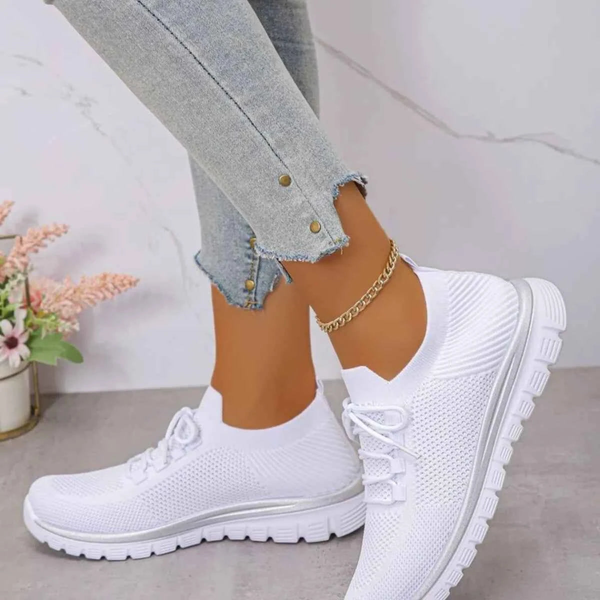 Breathable Mesh Athletic Shoes - Lace Up for Optimal Comfort and Performance