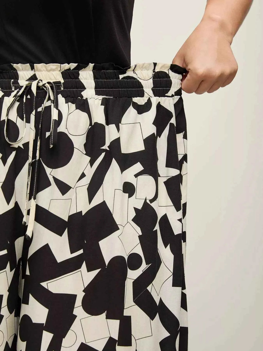 Plus Size Wide Leg Pants in Abstract Print for Stylish Comfort