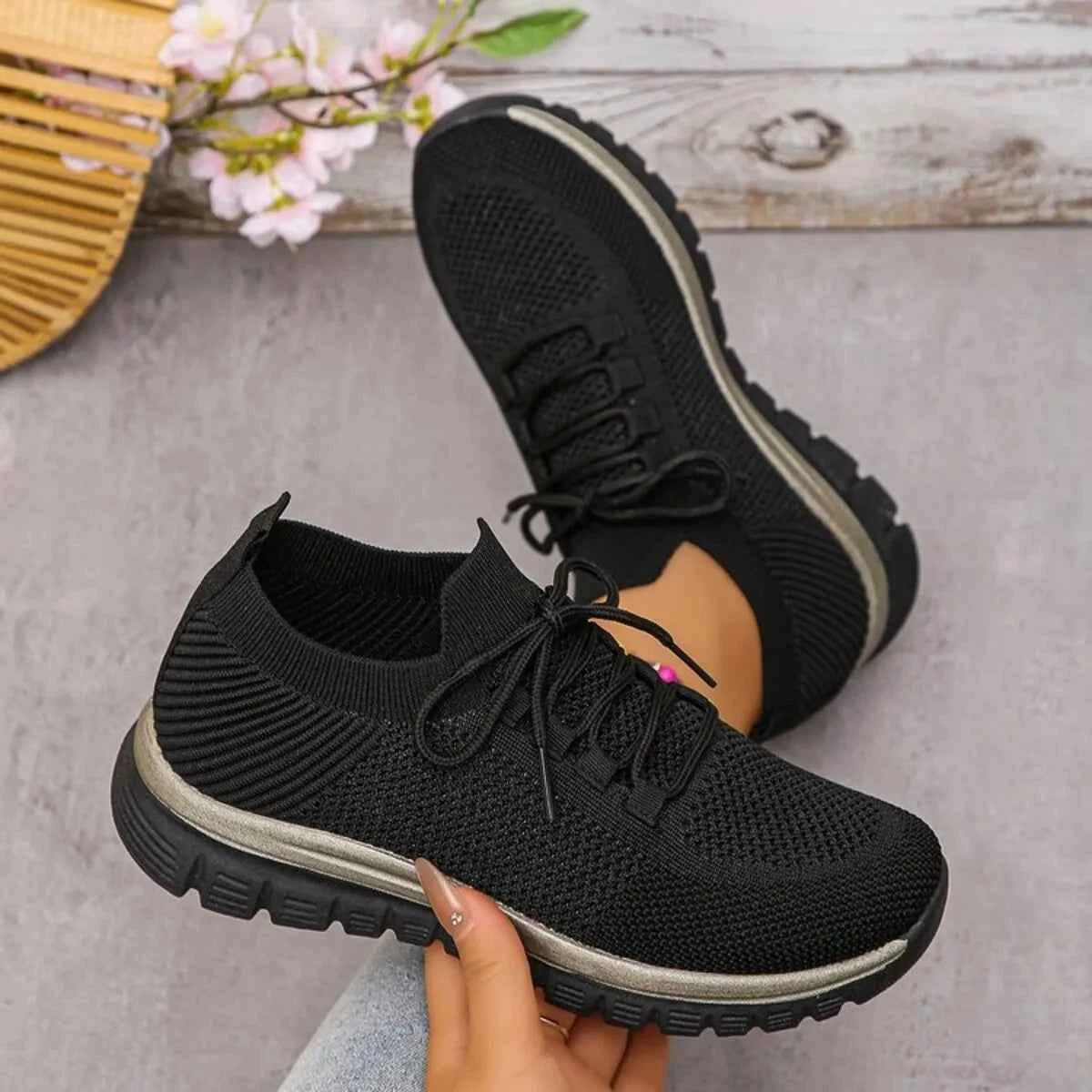 Breathable Mesh Athletic Shoes - Lace Up for Optimal Comfort and Performance