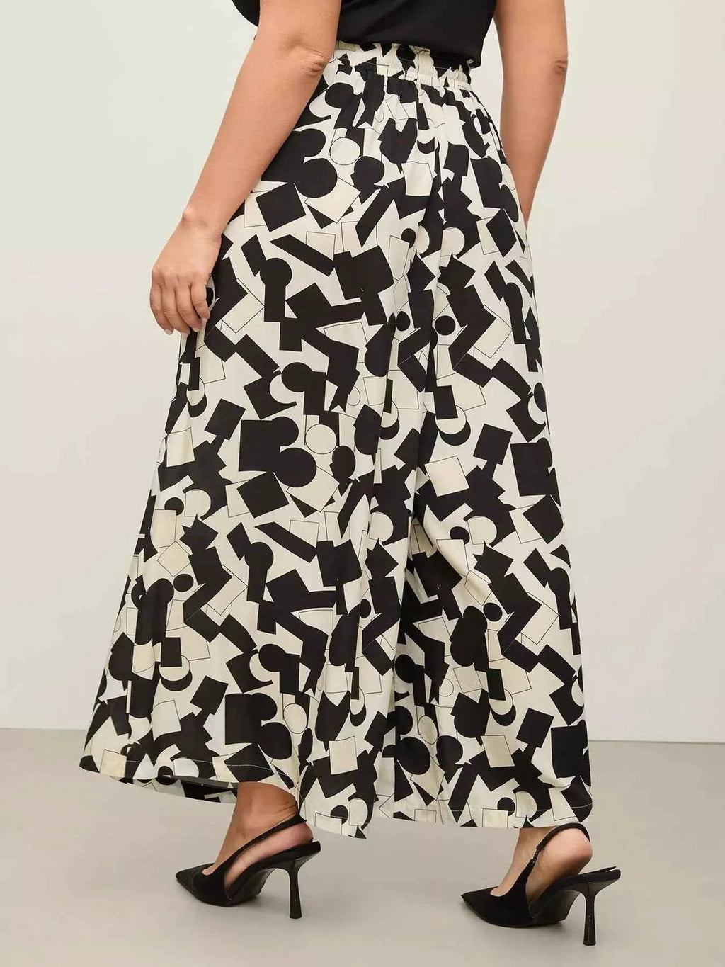 Plus Size Wide Leg Pants in Abstract Print for Stylish Comfort